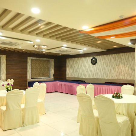 Hotel Moments Lucknow Exteriör bild