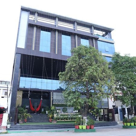 Hotel Moments Lucknow Exteriör bild