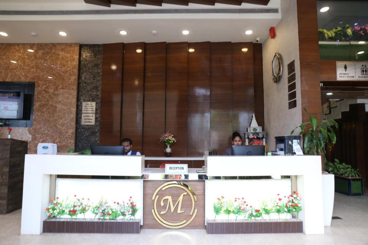 Hotel Moments Lucknow Exteriör bild