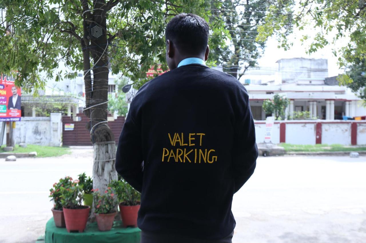 Hotel Moments Lucknow Exteriör bild