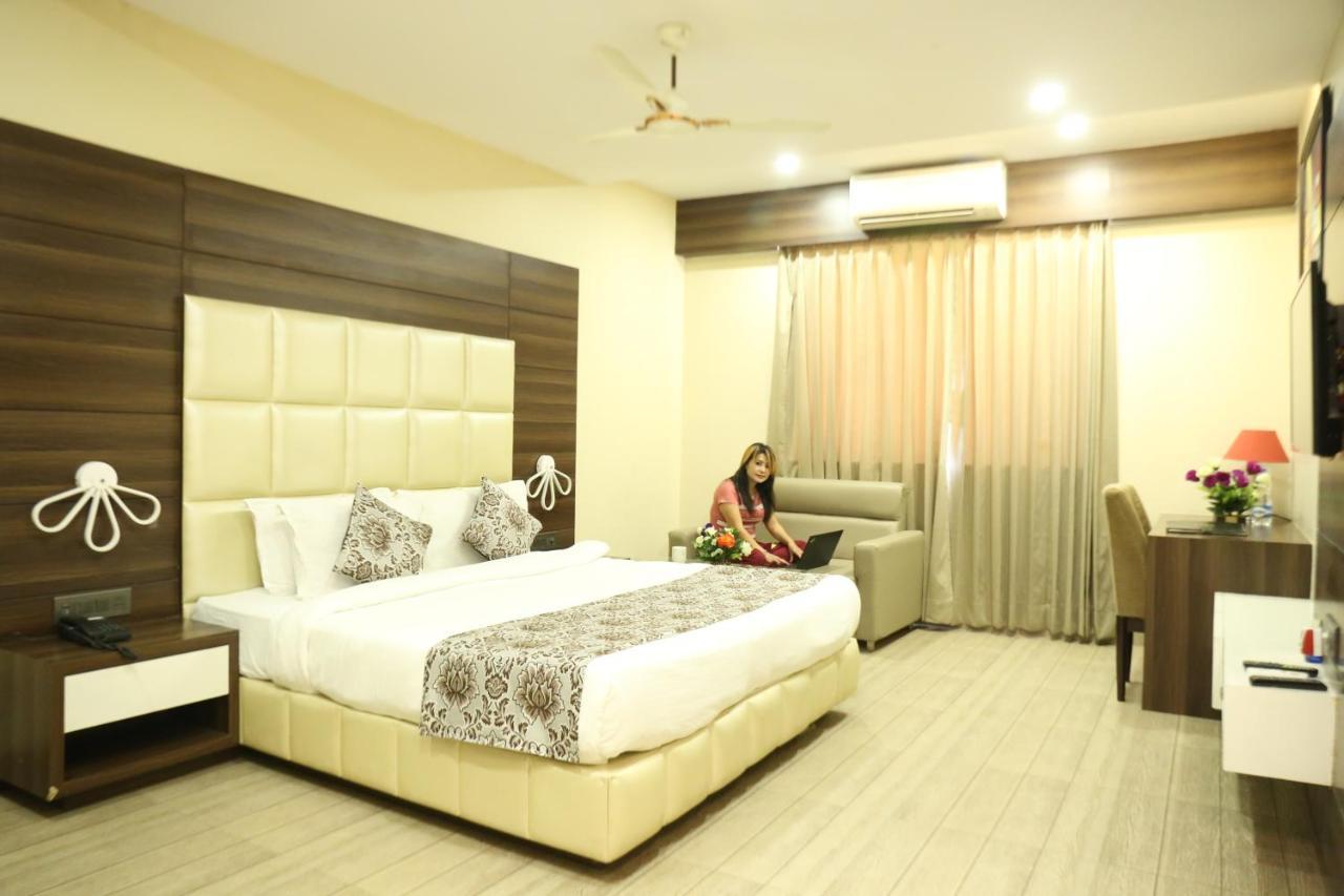 Hotel Moments Lucknow Exteriör bild